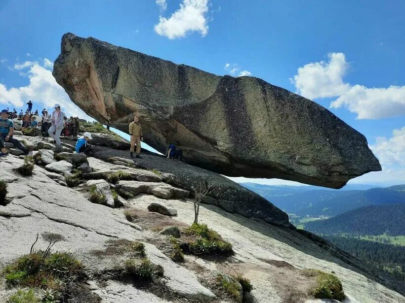 Камень красноярский край. Висячий камень Ергаки. Висячий камень в Хакасии в Ергаки. Скала висячий камень Ергаки. Висячий камень Ергаки высота.