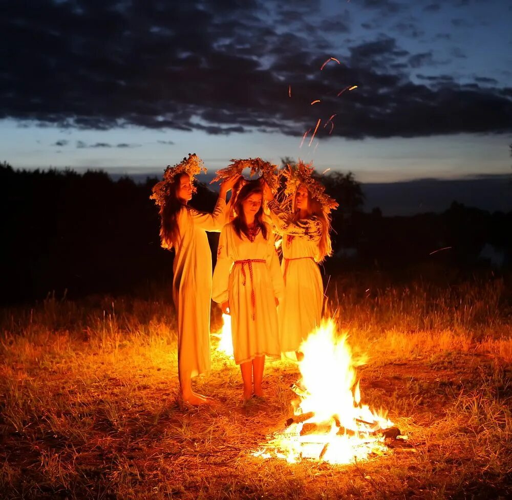 Солнесто солнцестояние. Праздник ивана купалы праздник летнего солнцестояния. Солнцестояние ритуал. Ночь на ивана купала. Иван купала ведьмы.