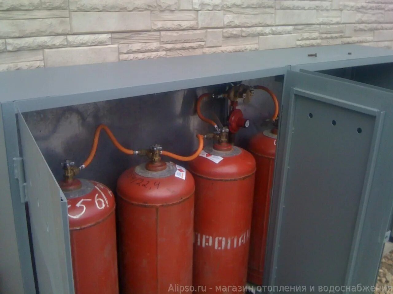 Установка газового баллона в доме. Газовый баллон в частном доме. Газовый котел с природный и сжиженный газ. Установка газового баллона в доме. Газовый баллон в доме.