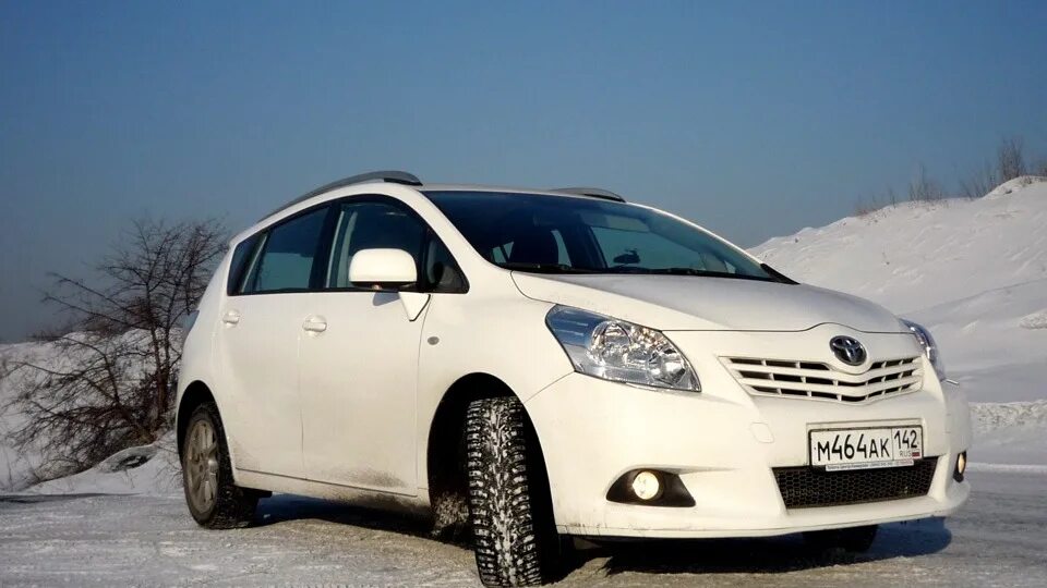 Toyota verso отзывы. Тойота отзывы владельцев расход. Ноах гибрид 2014. Тойота версо 2010 года фото. Тойота исис платана отзывы.
