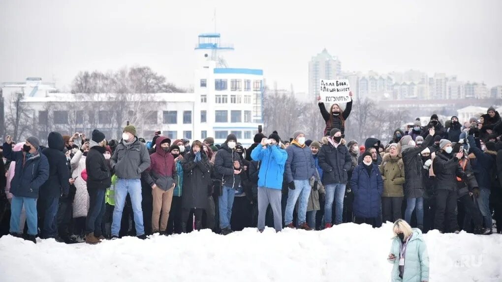 Митинги екатеринбург 2024. Протесты в Екатеринбурге 2021. Митинг Навального в Екатеринбурге. Массовый протест в Екатеринбурге. Митинг зимой.