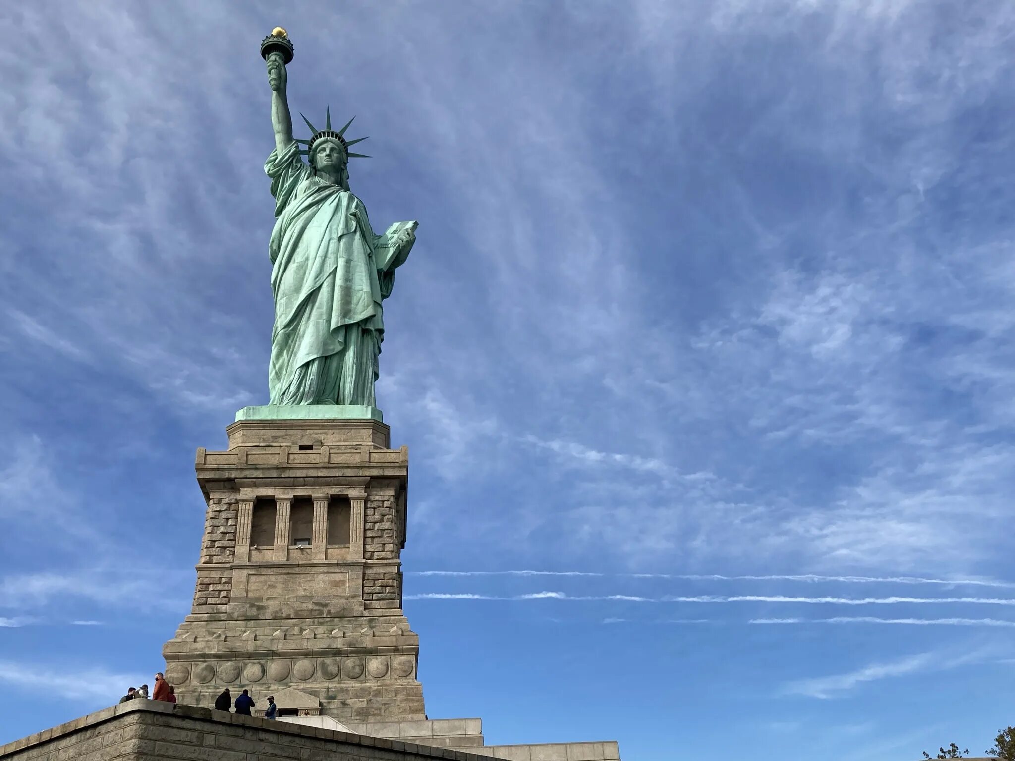 Найди статую. Статуя свободы Нью-Йорк. Лос Анджелес статуя свободы. Статуя свободы Нью-Йорк постамент. 1886 Открытие статуи свободы.