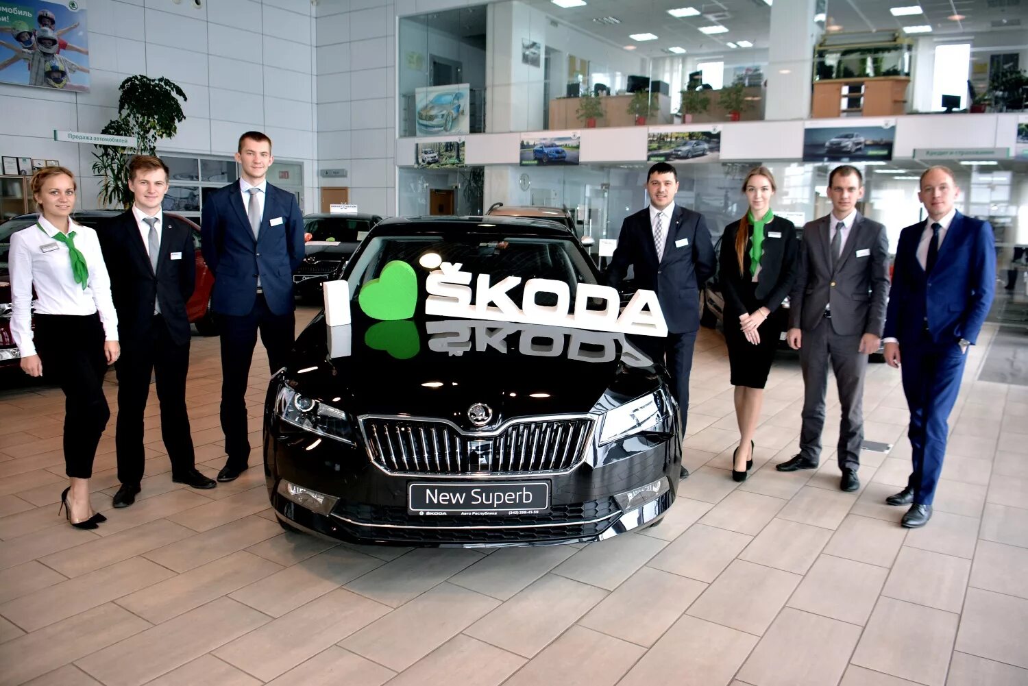 Автомобильный салон Шкода. Шкода дилер. Автосалон Skoda. Сотрудники автосалона. Ключавто спб