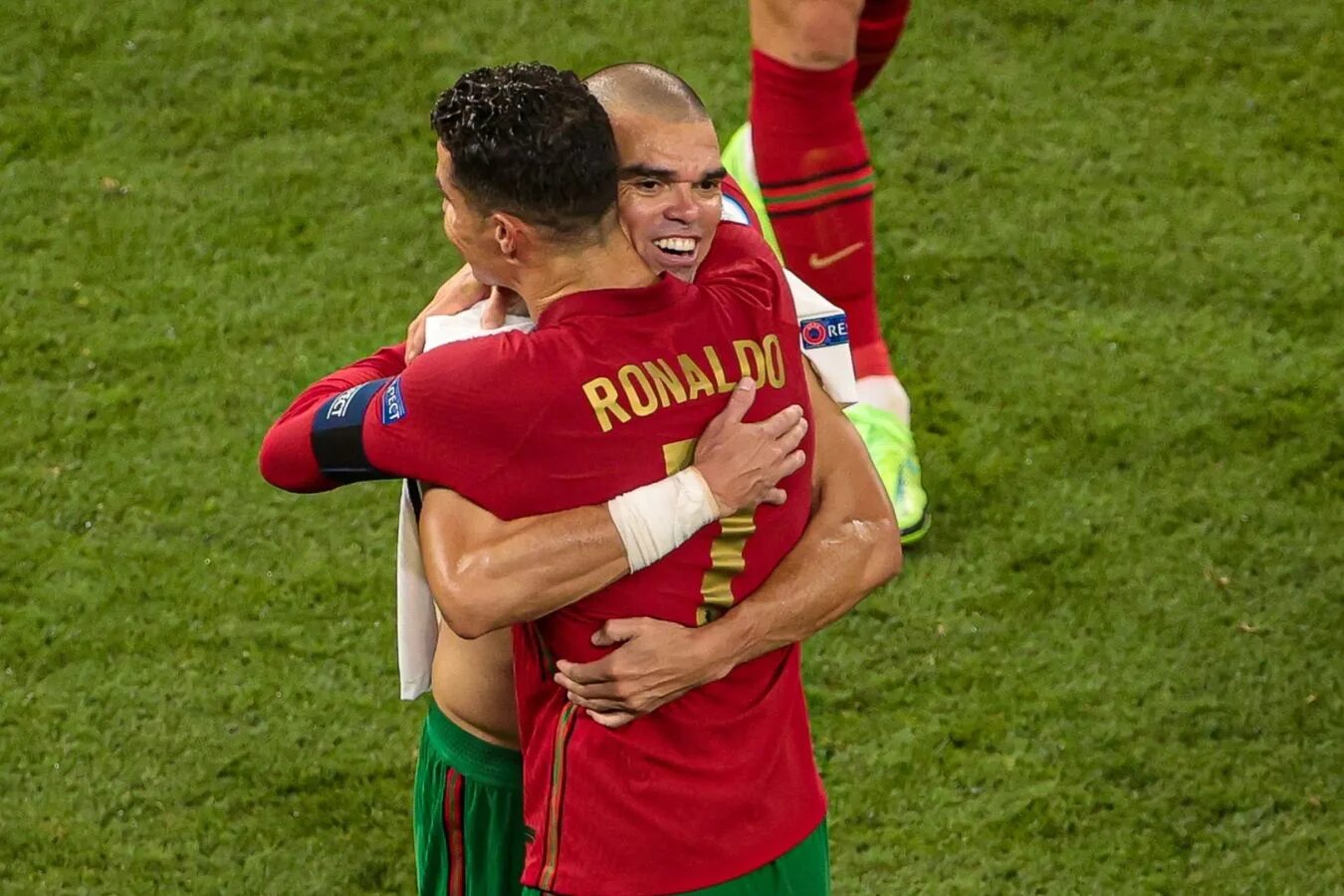 Пепе играет. Пепе и Роналду. Пепе футболист Португалия. Cristiano Ronaldo Pepe. Роналду с флагом Португалии.