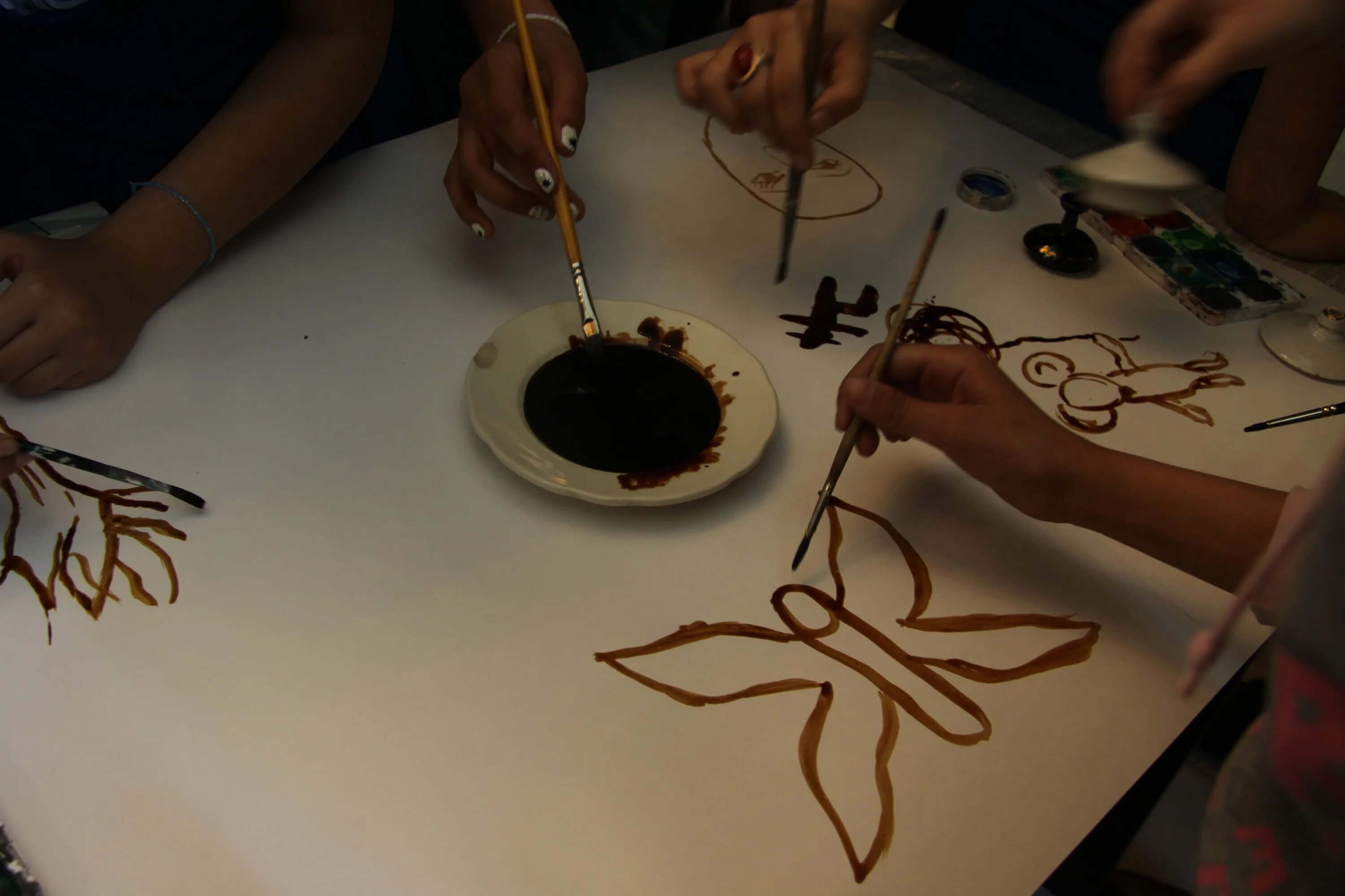 Как можно использовать иллюстрацию. Рисование кофе мастер класс для детей. Рисование кофе на бумаге для детей. Кофейная живопись для детей. Нетрадиционные техники рисования с помощью кофе.