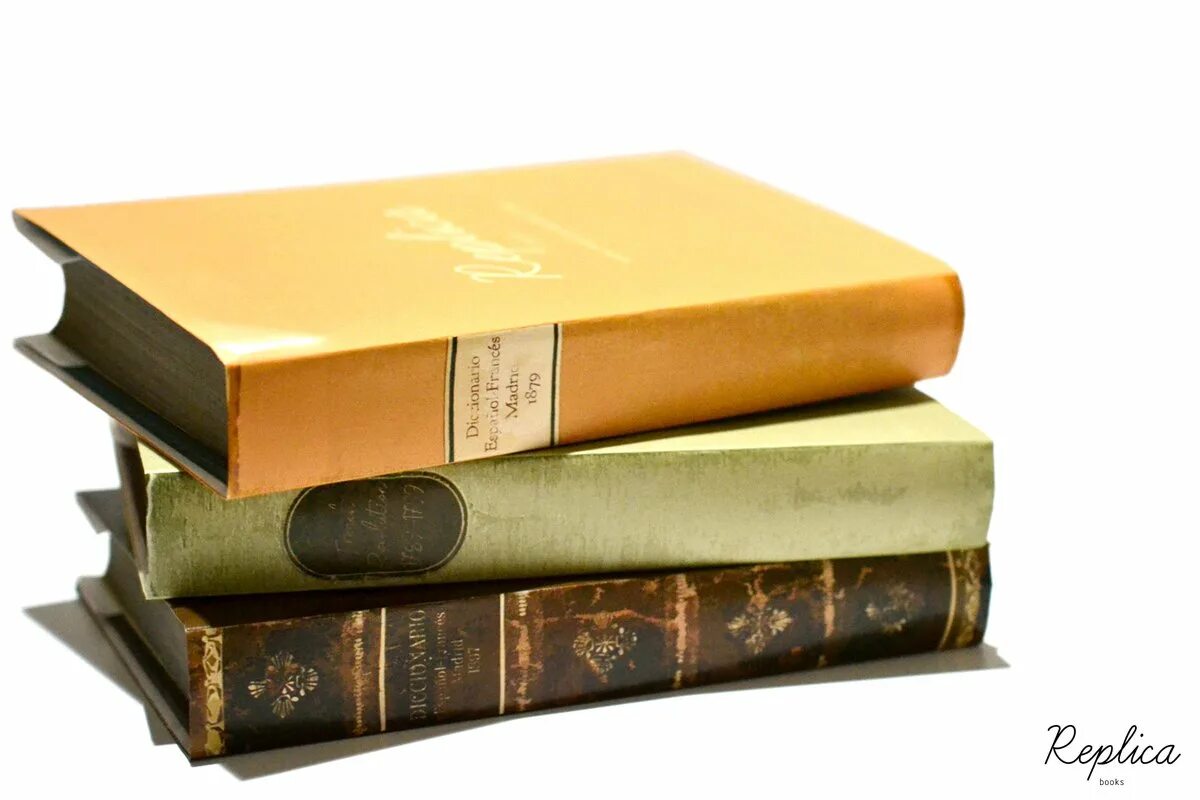 Книги их 3. Стопка книг. три книги. стопка книг на белом фоне. книга лежит на книге.