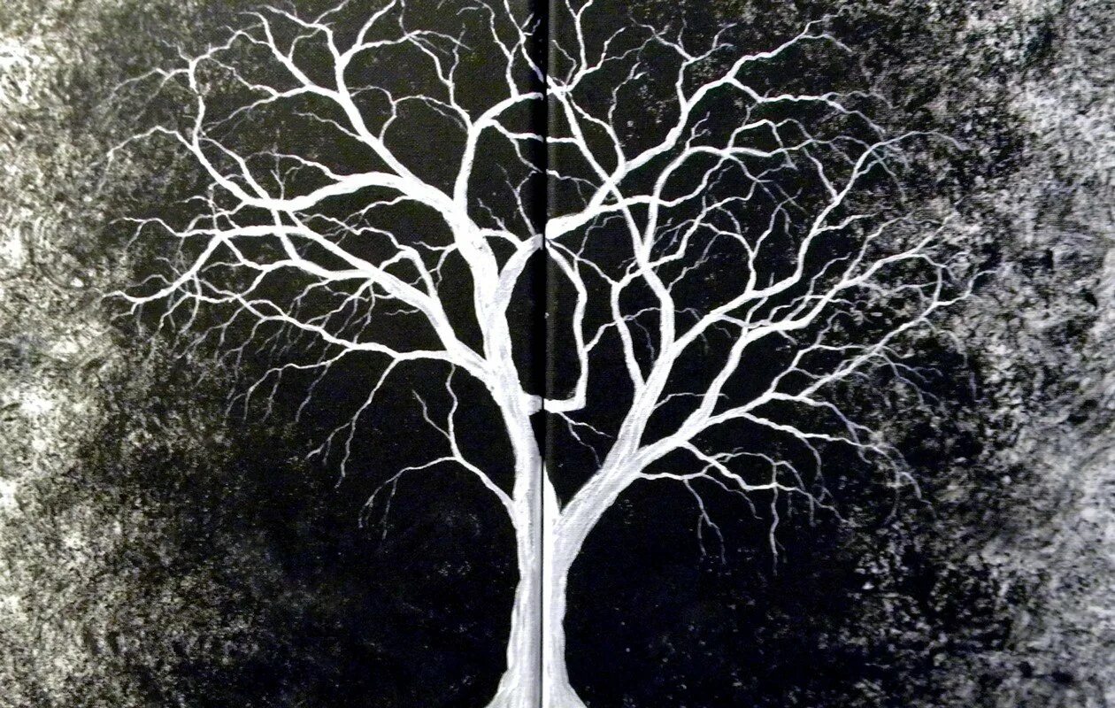 Зачем белые деревья. Сухое дерево арт. Дерево с черным стволом. Дерево тёмное живопись. Дерево на черном фоне белой краской.