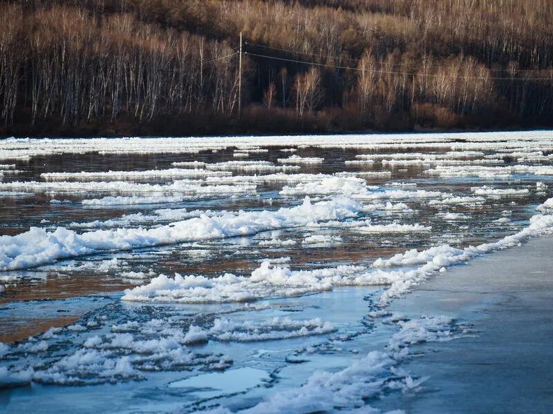 Лед под снегом. Лед с желтоватым оттенком. Рыхлый лед на реке. Забереги ледяное сало снежура шуга. Затор на реке.