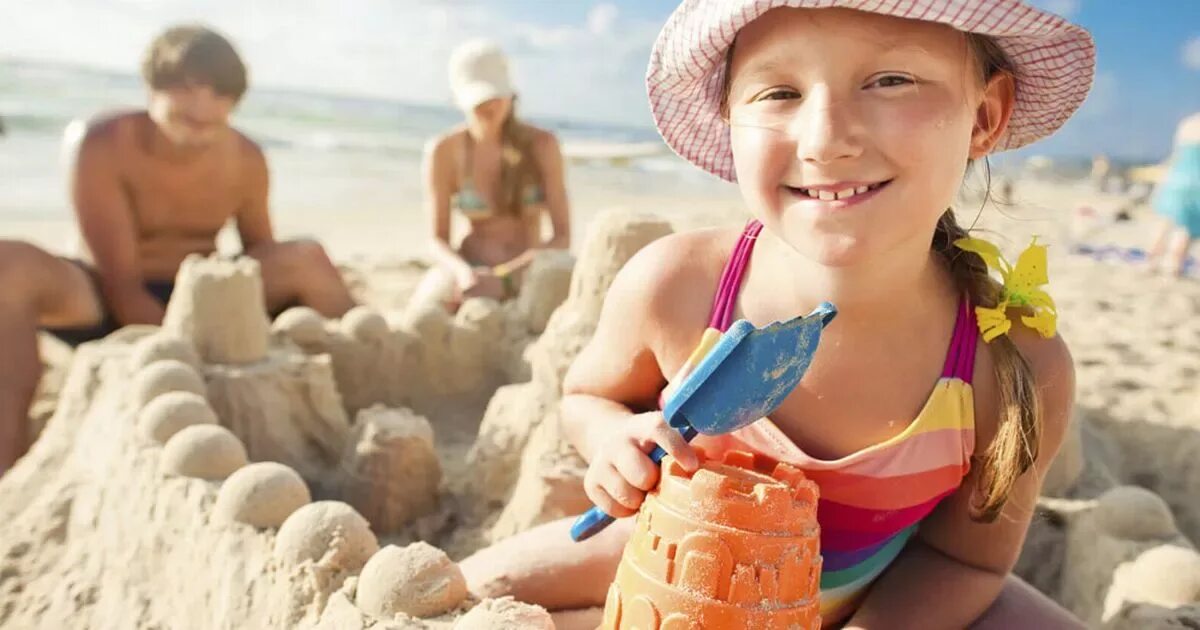 Лето отпуск. Cheaper holiday. Cheaper holiday. Самое лучшее страхование путешественников. Нуддиские семьи и мальчика и девочки.