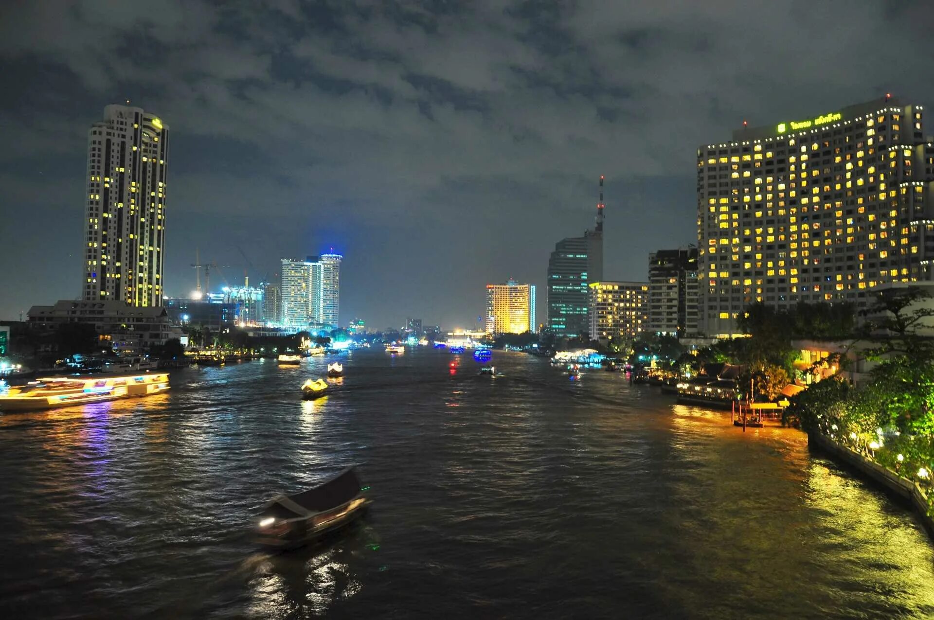 Ночной Бангкок. Бангкок лодочные станции. Ночной Бангкок улицы. Катер в Вечернем городе. Лодки бангкока