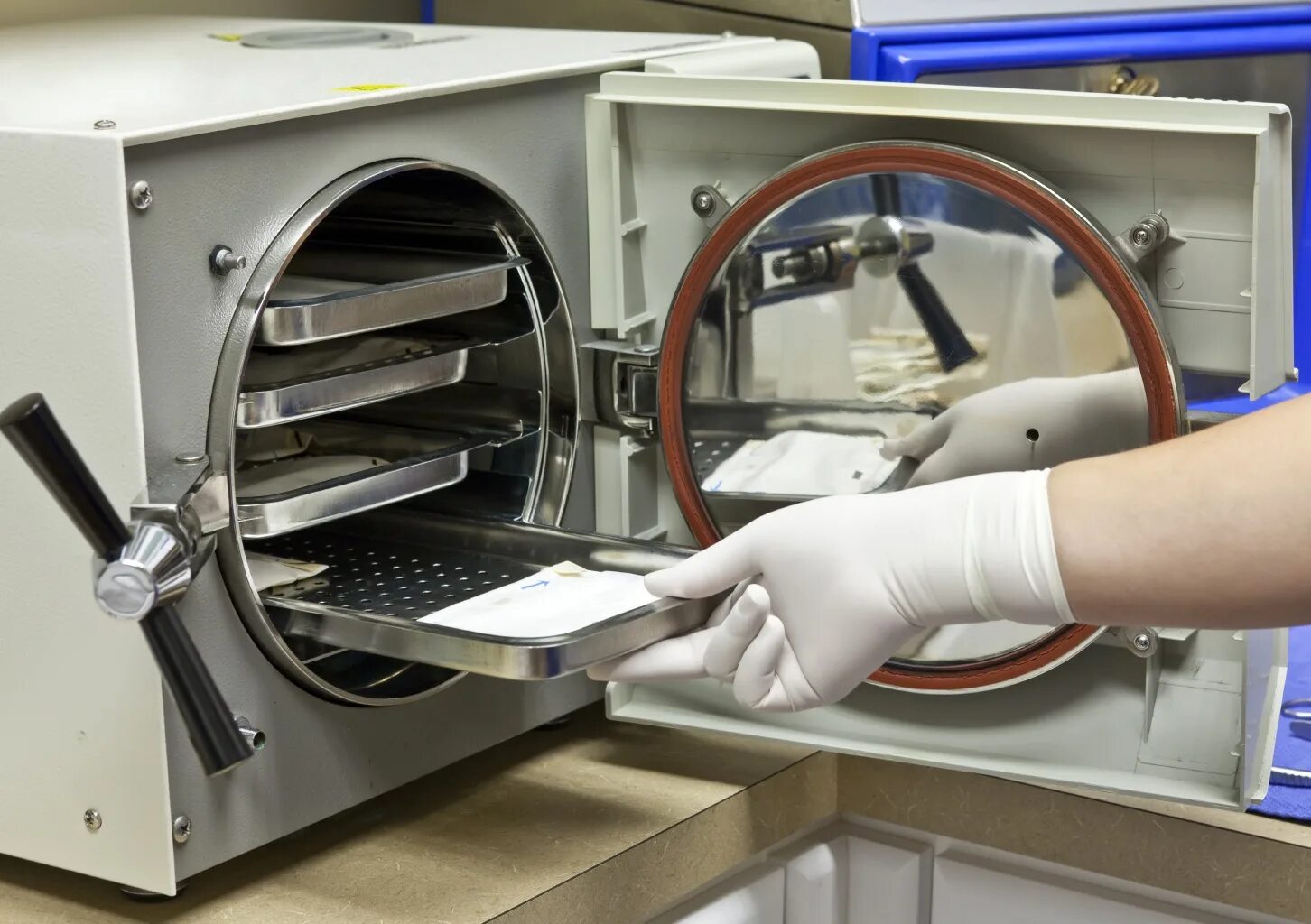 Обработка в лаборатории. Автоклав и сухожаровой шкаф. Автоклавирование это стерилизация методом. Автоклав для стерилизации медицинских инструментов. Паровой метод стерилизации медицинского инструментария.