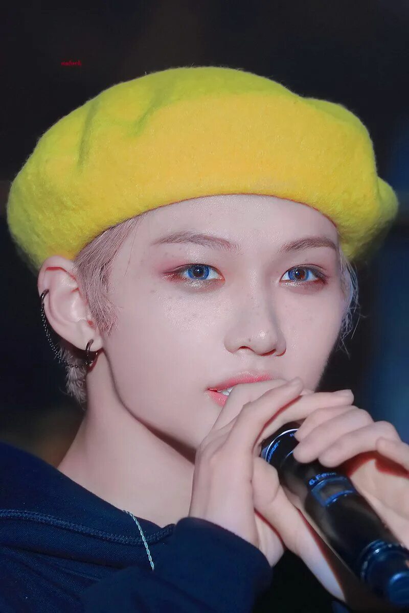 Какого цвета глаза у феликса из stray. Феликс кпоп. Stray kids феликс top. Феликс стрэй кэтс 2020. Какого цвета глаза у феликса из stray.