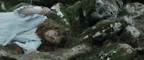 Девушка превращается в дерево