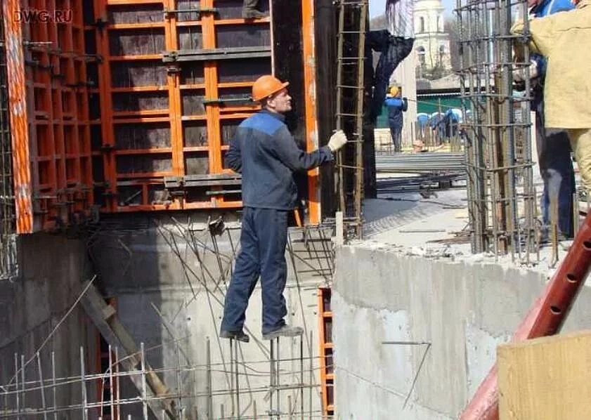 Падение с лесов строительных. Нарушение на стройке. Несоблюдение требований строительства. Безопасность на стройке. Рабочие на стройке.