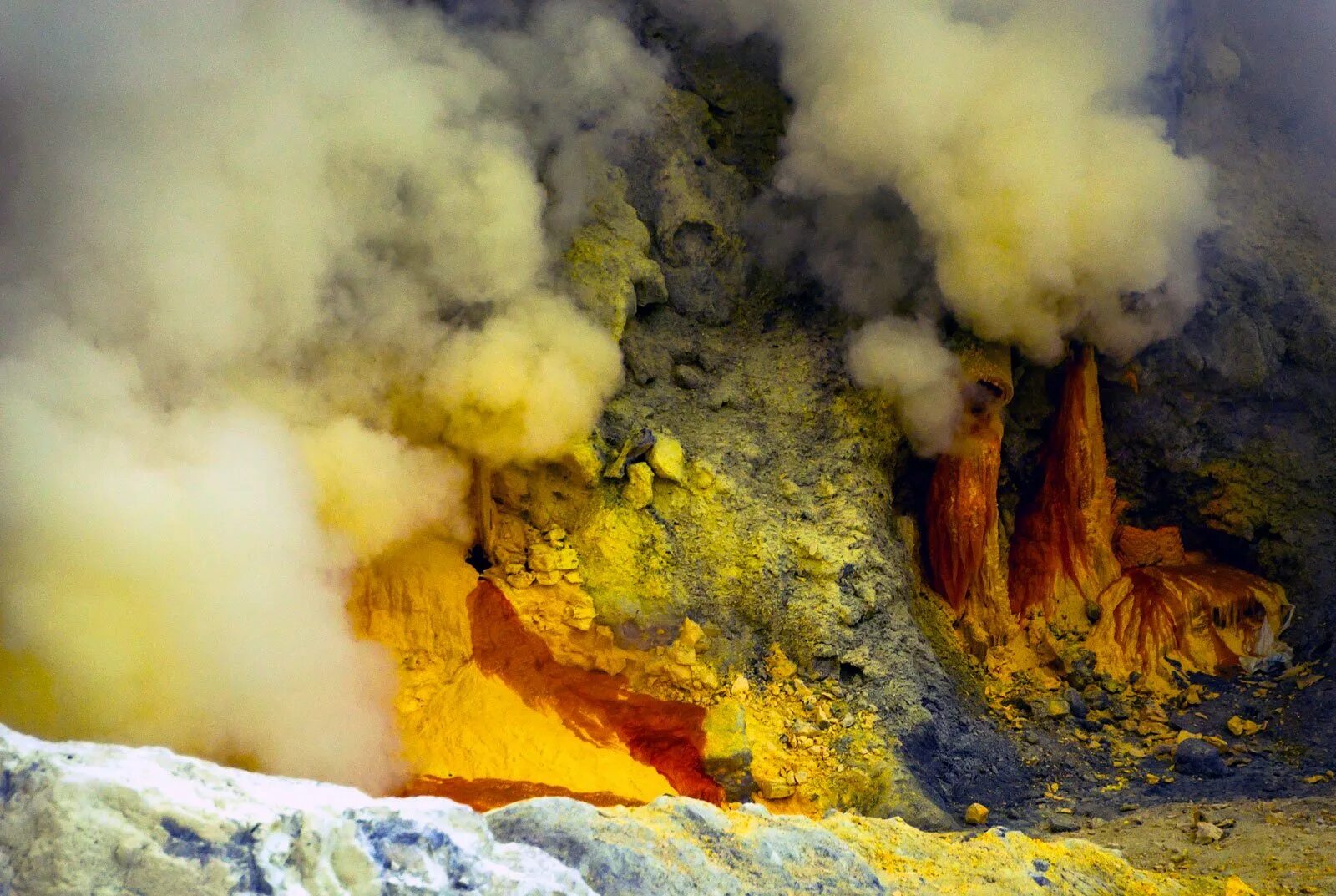 Море в котором горел сероводород. Вулкан Иджен сера. Сера самородная вулканическая. Вулкан Иджен Бали. Самородная сера в природе.
