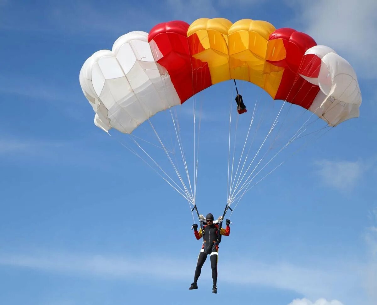 Парашютист с раскрытым парашютом. Раскрытый парашют. Раскрытый парашют. Парашютист с раскрытым парашютом. Красивый парашют.