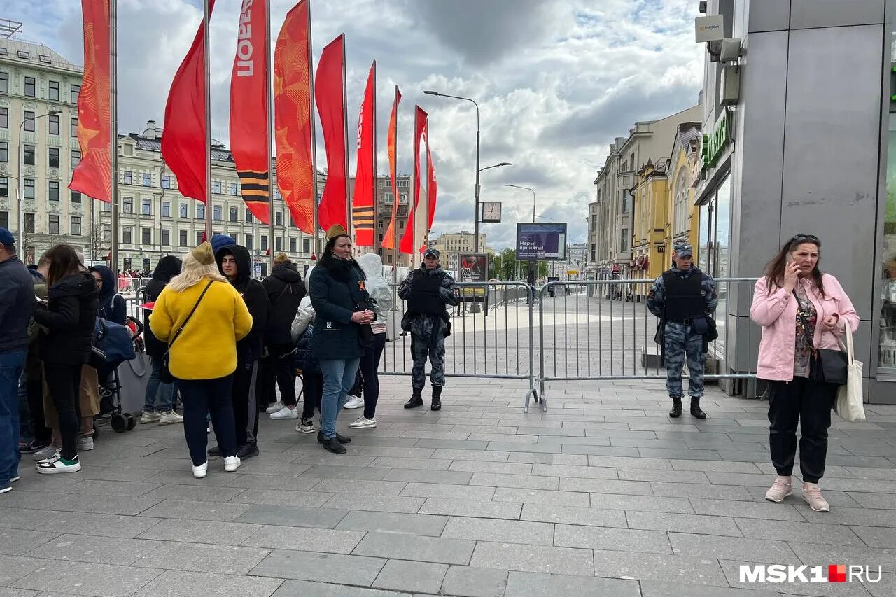 прорыв трубы в москве. перекрытие центра москвы. перекрытые дороги в москве. всю москву перекрыли. перекрытия в москве завтра.