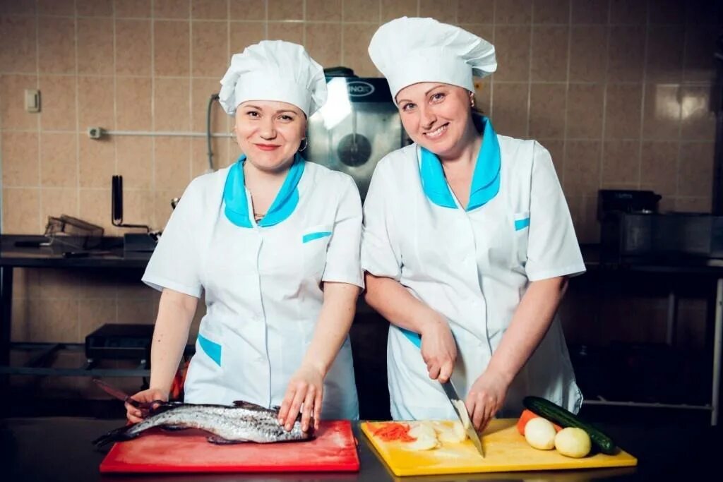 Повар в столовой. Кухонный работник. Повар в школьной столовой. Кухонный работник. Кухонный рабочий.