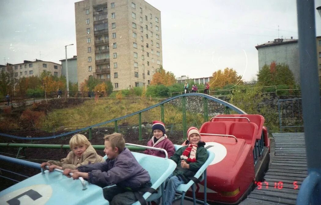 Развлечения в мурманске. Парк аттракционов на Буркова Мурманск. Старый парк аттракционов на Буркова Мурманск. Бцркова парт атракционов Мурманск Буркова. Мурманск парк аттракционов на улице Буркова 17.