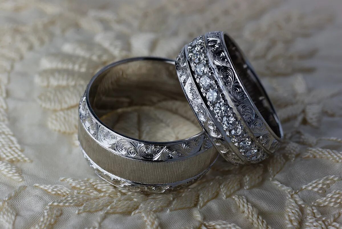 Можно ли серебряное обручальное кольцо. Старинные обручальные кольца. Ручная гравировка на кольце. Серебряное обручальное кольцо. Оригинальные серебряные обручальные кольца.
