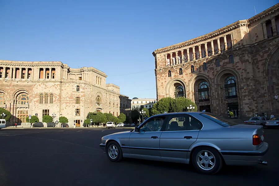 Агентства еревана. Дом правительства 3 Ереван. Машина на фоне Еревана. Ереван новые постройки. Центр Еревана машины.
