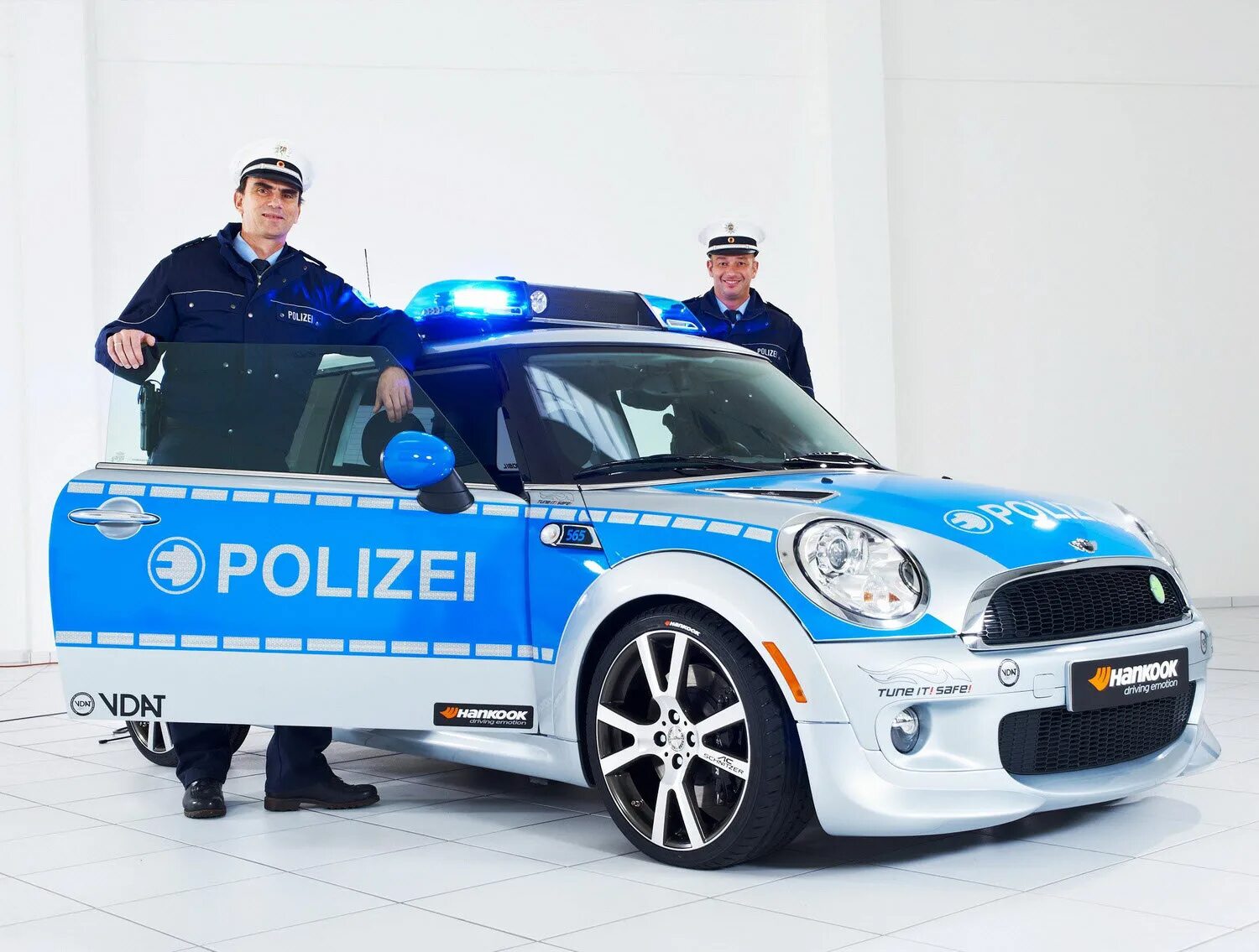 Сколько полицейских машин. Мини Купер Polizei. Mini Cooper полиция. Мини Купер s полиция. Полицейская машина мини Купер.