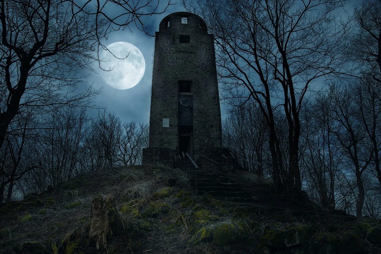 Лунные башни. Башня на луне. башня кайзера. три башни на луне. башенку из убывающих.