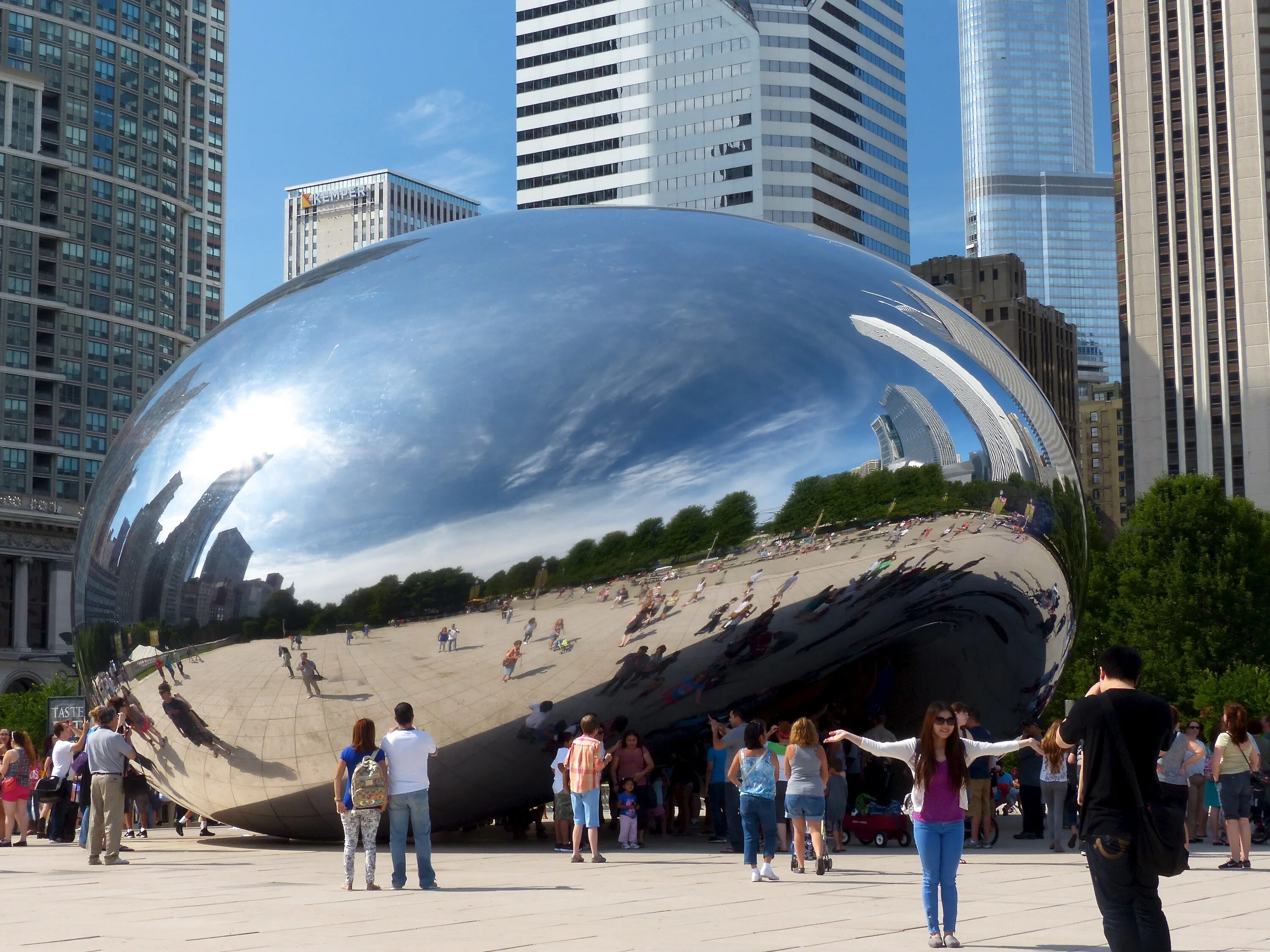 Cloud Gate Sculpture Downtown Chicago. Скульптура облачные ворота в штате Иллинойс фото под ней. 7 необычных городов