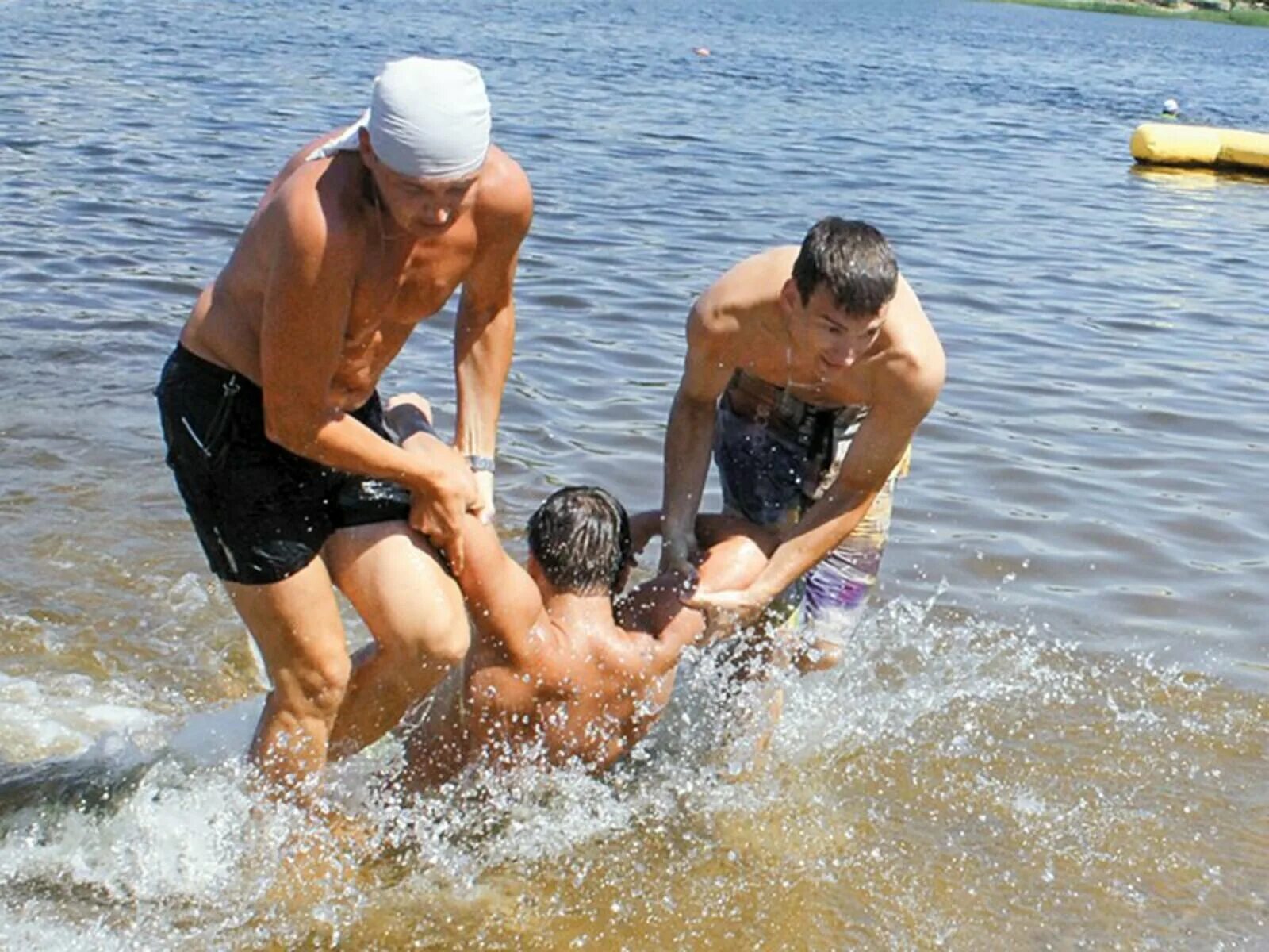 На пляже купание. Купание в водоемах. Люди купаются. Купание на речке. Какие люди купаются