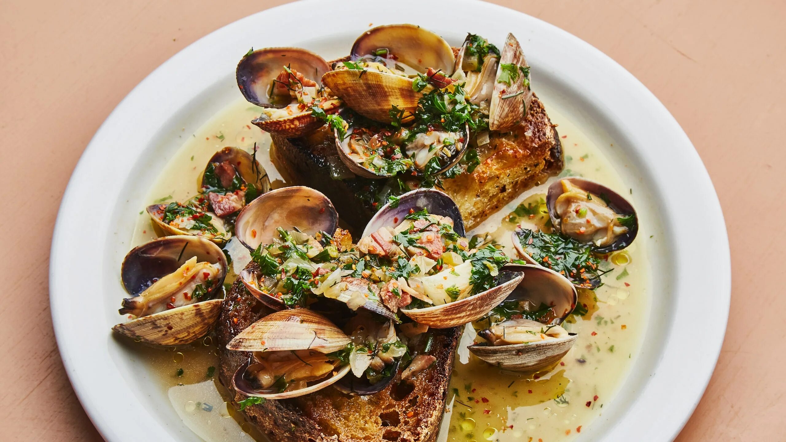 Мидии рецепты приготовления с чесноком. Моллюски блюдо. Мидии блюдо. Еда из моллюсков. Вонголе морепродукты.