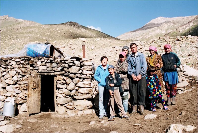 Погода огилаки поен. Памир Бадахшан люди. Пенджикент Таджикистан кишлак Артуч. Кишлак Бадахшан. Горы Таджикистан Пенджикент.