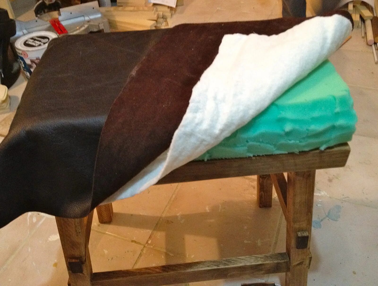 Утепляем железную дверь своими. Дермантин для обивки. Обтянуть офисный стул. Обшивание двери дермантином. Блок-хаус вагонка отделка стен.