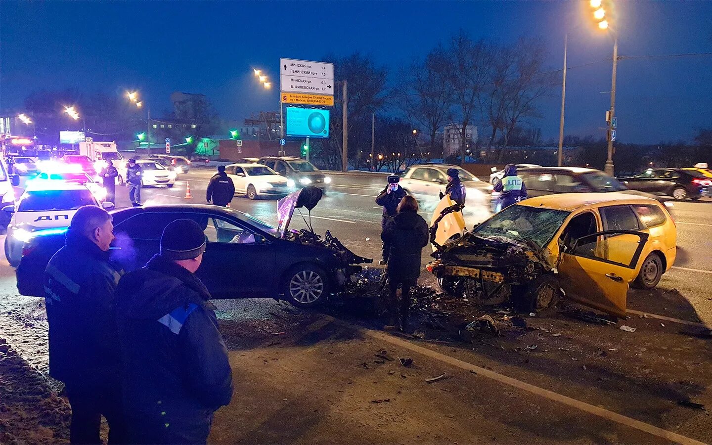 Последние новости о происшествии в москве. Авария на Кутузовском проспекте 17. Авария на Кутузовском проспекте сейчас. ДТП В Москве вчера на Кутузовском проспекте. Кутузовский проспект Москва авария.