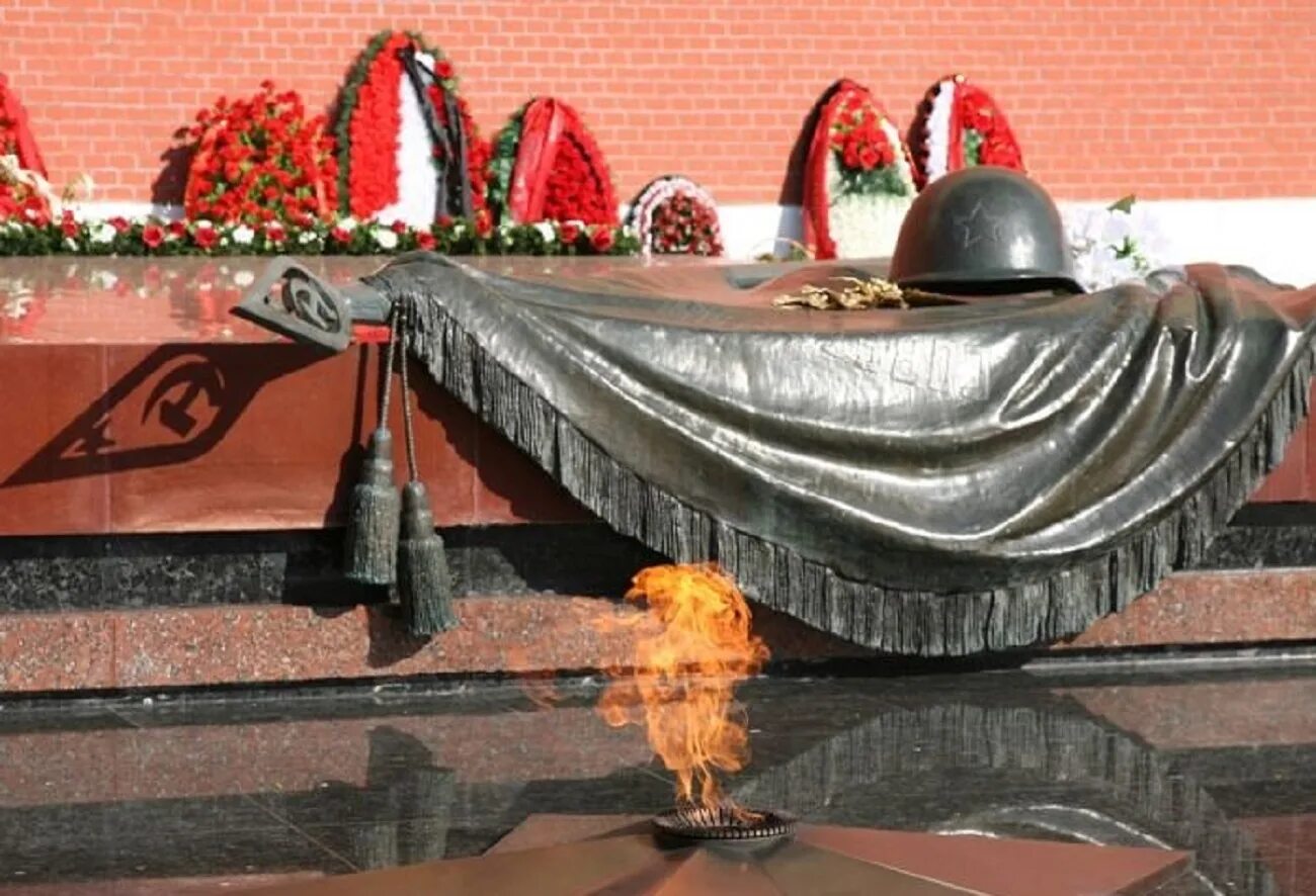Что находится в могиле неизвестного солдата. Мемориальный комплекс могила неизвестного солдата в москве. мемориал неизвестного солдата у кремлевской стены в москве. мемориал могила неизвестного солдата в александровском саду. мемориал вечный огонь в москве.