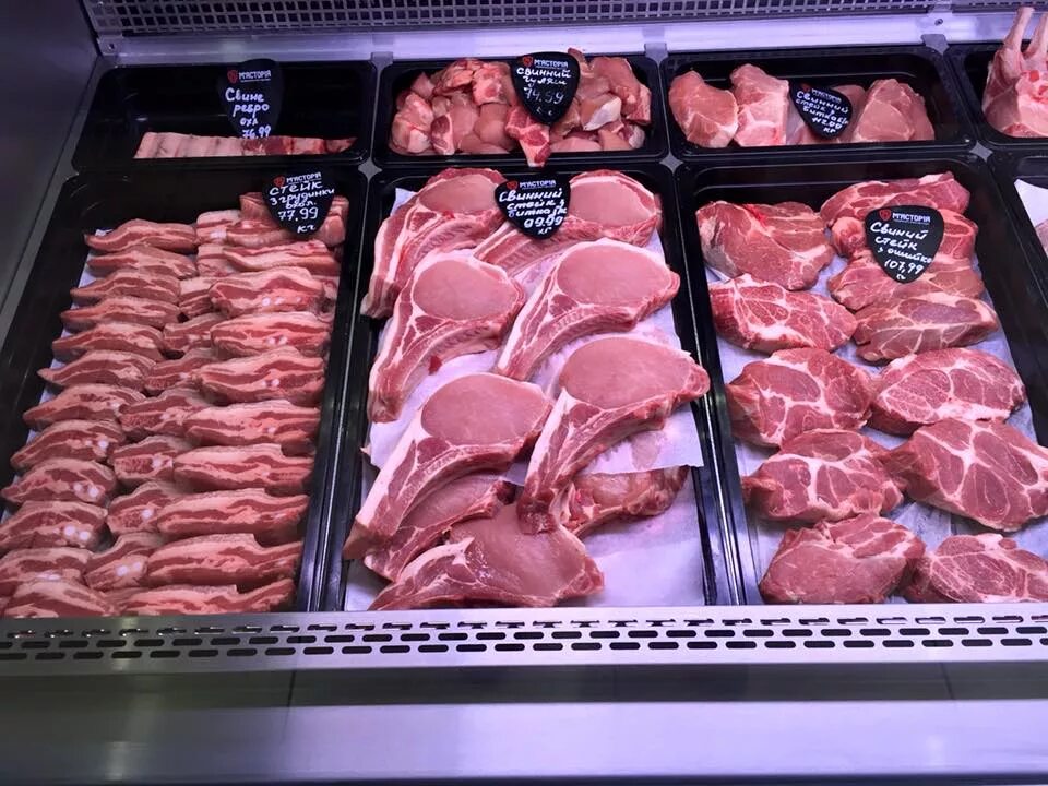 Мясная витрина выкладка. Можно ли торговать мясом. Можно ли торговать мясом. Выкладка мяса. Выкладка замороженного мяса.