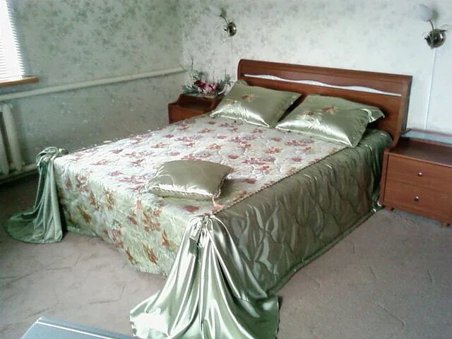 Декор спальни. Стеганое покрывало на кровать своими руками. Шикарные покрывала на кровать. Покрывала. Когда снимать покрывало с зеркал.