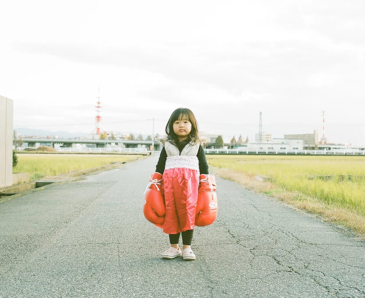 Японки маленькие худые. Девочка японка маленькая. Японец девочка маленькая. Маленький японец. Маленькая японская девочка и отец.