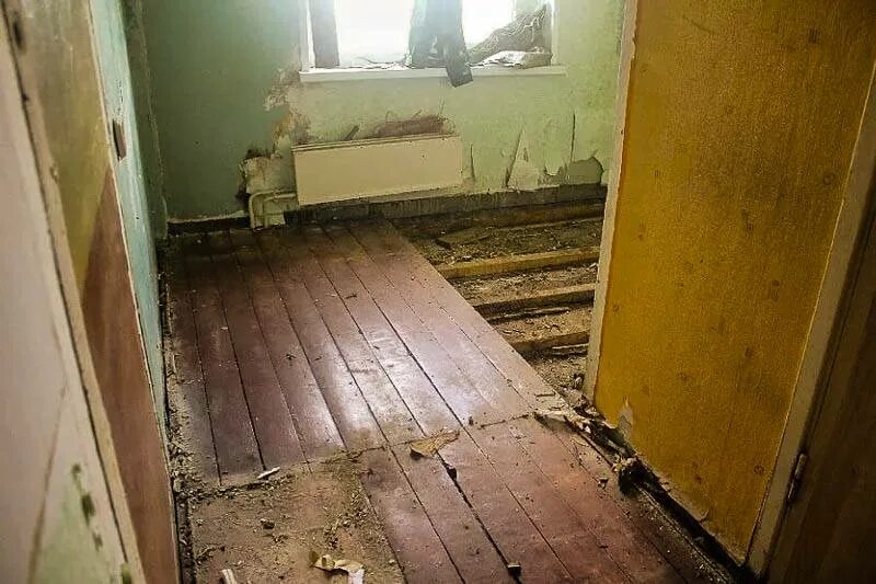 Поменять пол комнате. Полы в хрущевке. деревянный пол в хрущевке. демонтаж деревянного пола в хрущевке. деревянные полы в хрущевках.