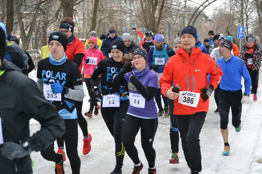 Марафон зимой. Дорога жизни марафон 2021. Спортивный зимний марафон. Зимний марафон бег. Зимний марафон бег.