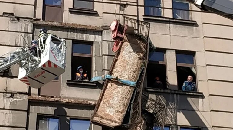 Сонник балкон. Сонник балкон. Балкон без перил во сне. Обвалился балкон. Грязный балкон.