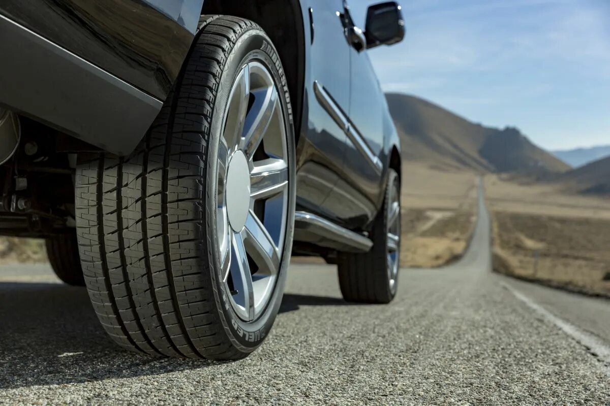 Наилучшие suv шины. Колесо в земле. бриджстоун. шины r18. колесо автомобиля на дороге.
