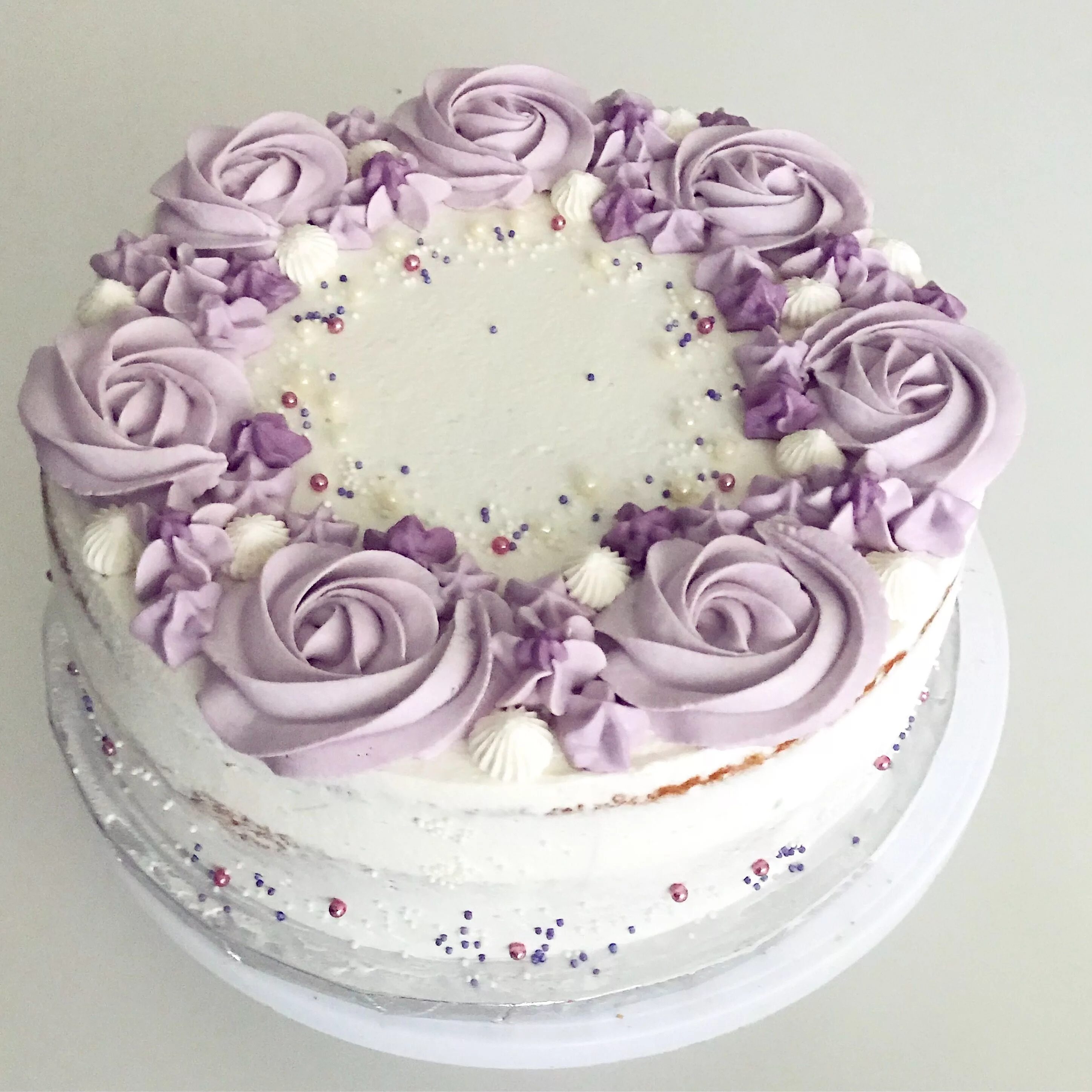 Cake decorating. Крем меренга для украшения торта. Кремовое украшение торта. Красивые кремовые торты. Декор торта безе.