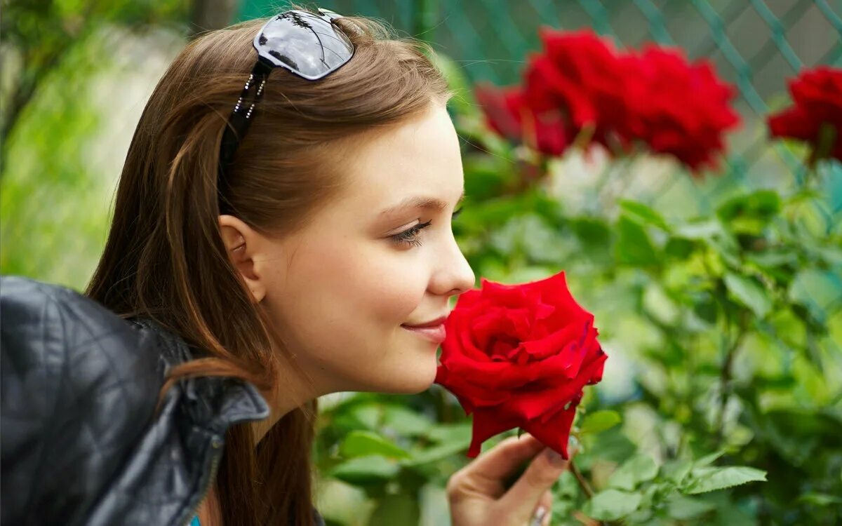 Подарю цветы кто поет. Amelie Yuliya. Девушка с розой.