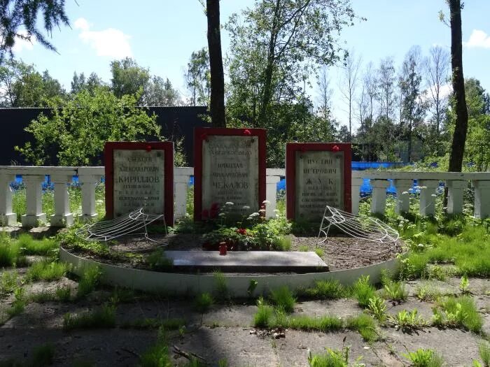 П Морозова Ленинградская область. Памятник в п. Морозова Ленинградская область. Военные захоронения п.г.т. им. Морозова Ленинградская область. Пос им Морозова фото.