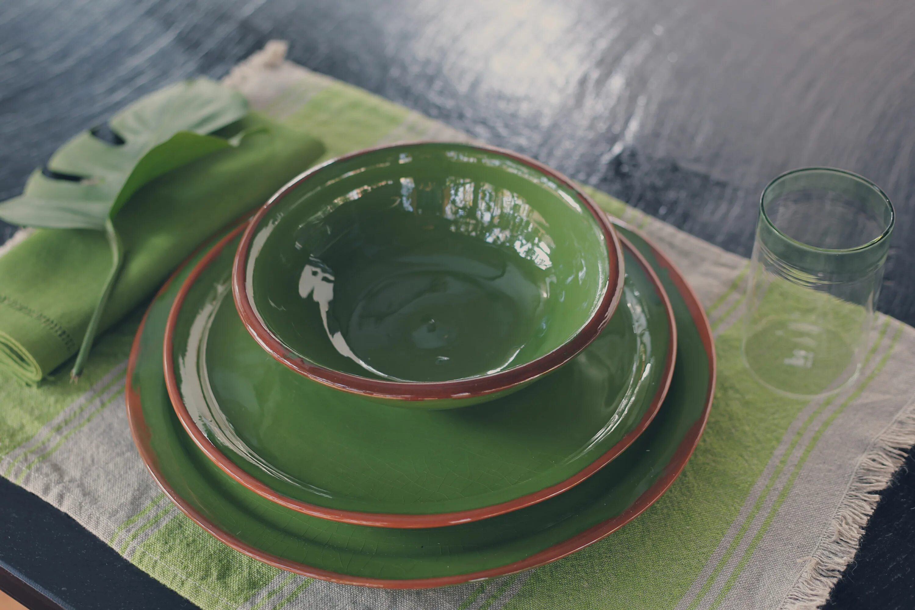 Посуда зеленого цвета. Тарелка стеклянная зеленая. Посуда тарелки зеленые. Зеленая посуда для кухни.