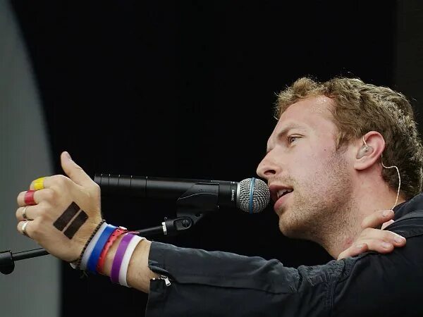 Chris sings. Coldplay вокалист. chris martin 2005.