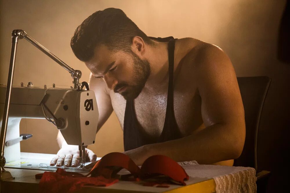 швея портной. парень швея. мужчина за швейной машинкой. парень швея. швея мужского рода.