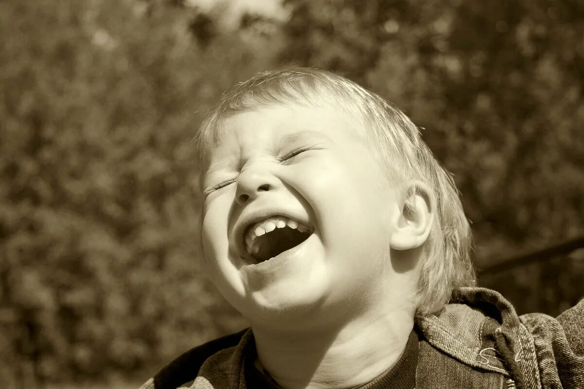 Смех информация. Дети смеются. Мальчик смеется. Rebenok smeetsyya. Ребенок ржет.
