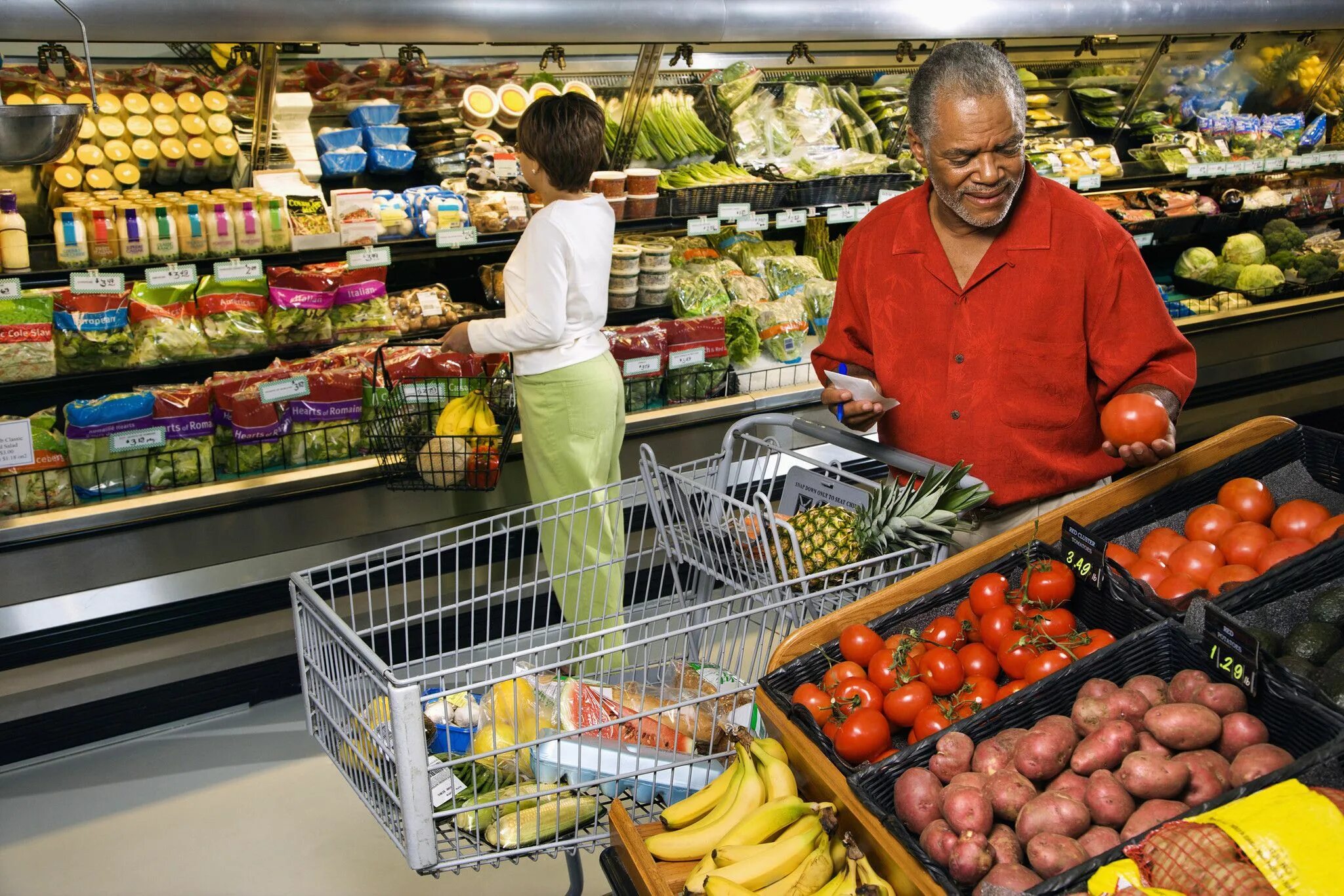 Израильские покупатели. Old people in grocery Store. Израильские потребители. Old people in supermarket USA.