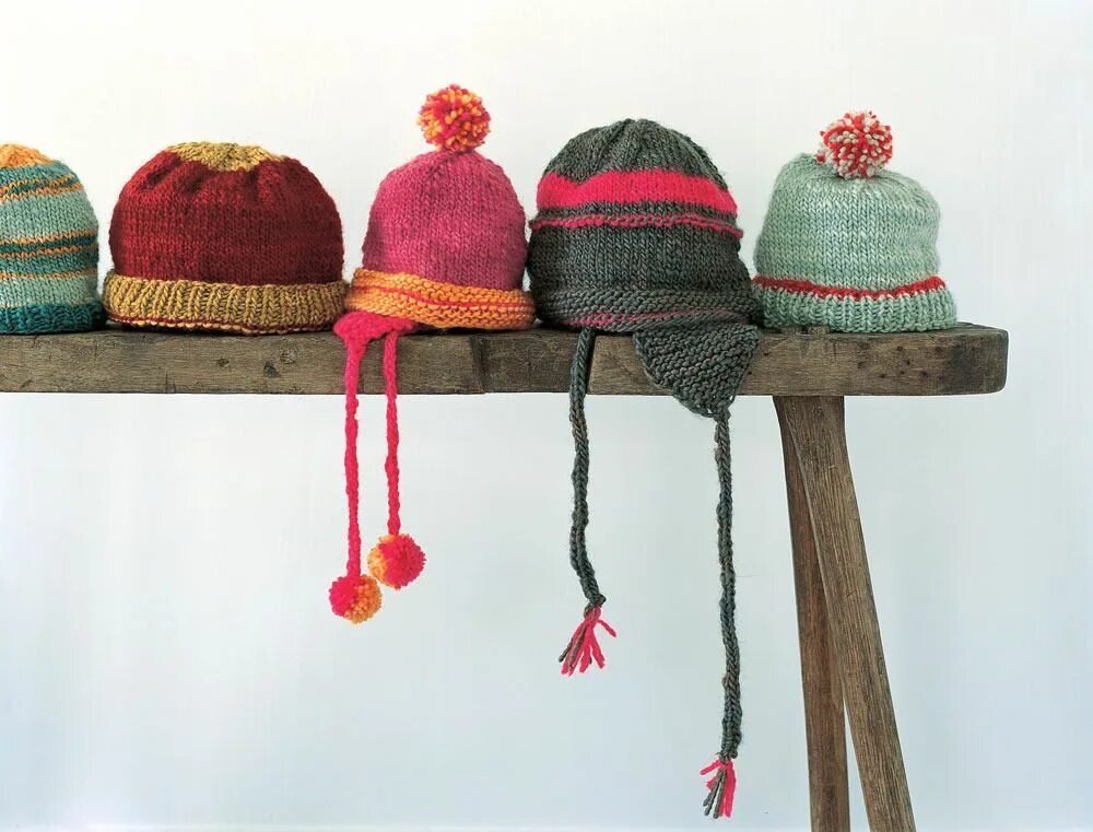 Knit hats. Висячие шапки. Шапка висит. Шапка висит на крючке. Вязаные идеи @KNITIDEAS.